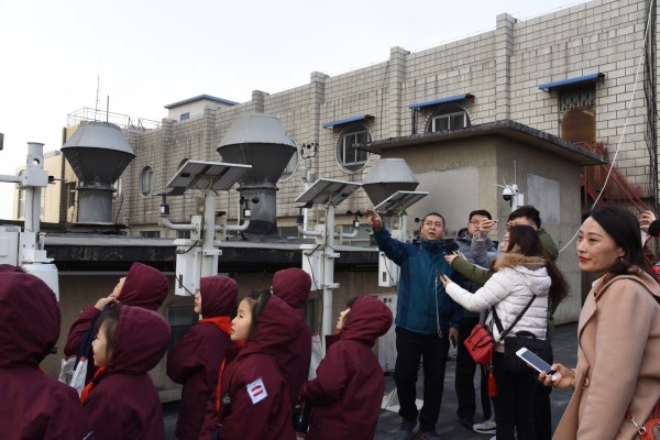 郑州市环境监测中心站空气预报科科长袁明浩向大家介绍监测设备