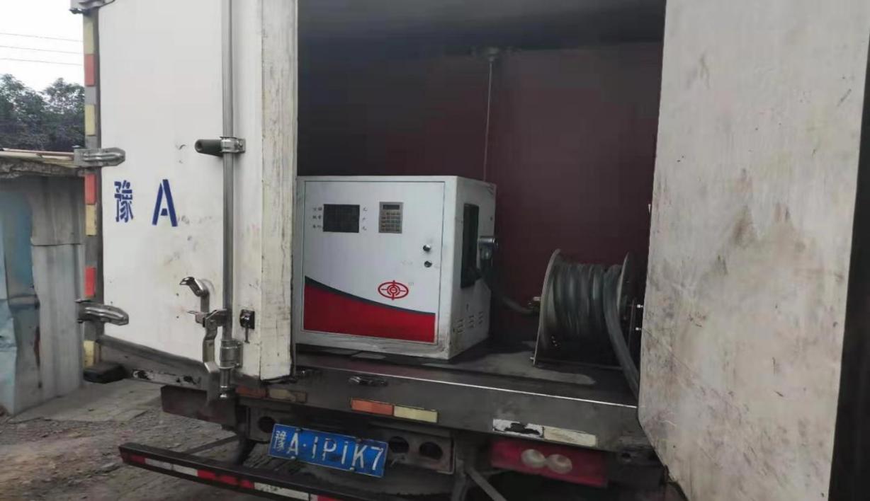院内发现箱式小货车改装的流动加油车